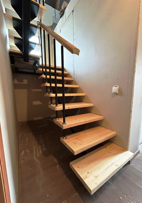 Лестница на одном косоуре №25