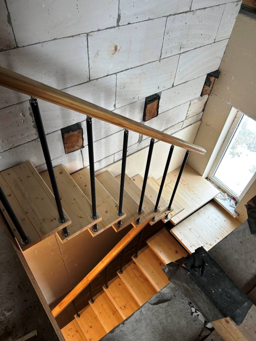 Лестница на одном косоуре №25