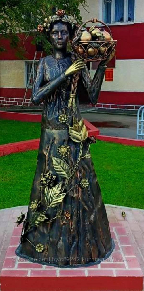 Скульптурная композиция "Девушка с яблоками"