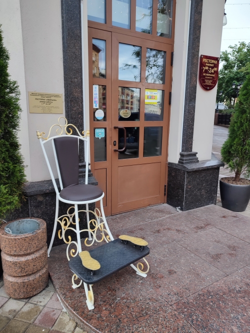 Стульчик у отеля для чистки обуви №3